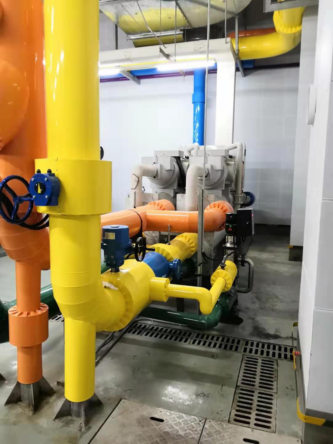 ATCS sponge-ball cleaning unit and control panel installed on a chiller condenser water line at Hilton Xinglong